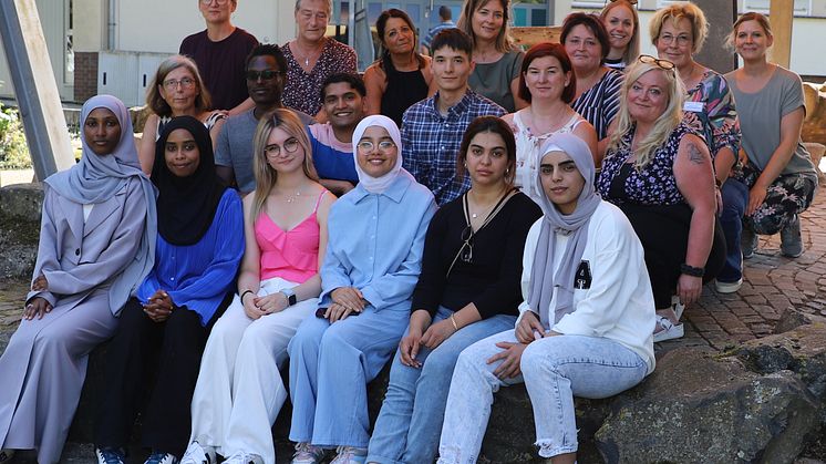 Elf Absolvent*innen der Krankenpflegehilfe-Ausbildung an der Hephata-Akademie für soziale Berufe hatten kürzlich ihre letzte Prüfung. Alle Namen von links nach rechts finden sie in der Bildbeschreibung am Ende des Haupttextes. 