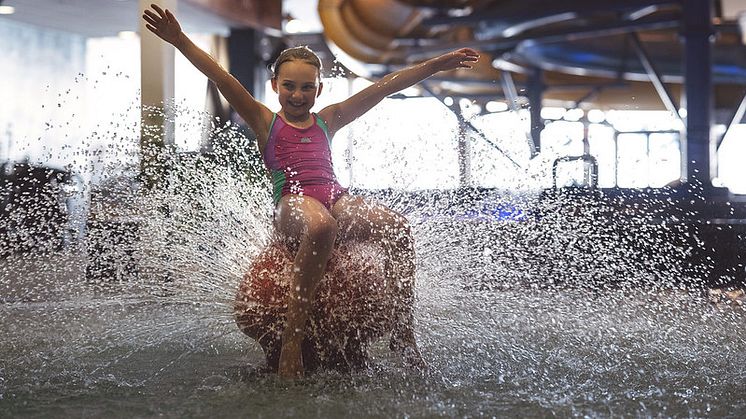 Äventyrsbad barn splash.jpg