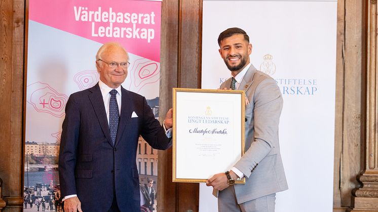 Mustafa Aboutaka mottar stipendiet Kompassrosen vid Diplom- och stipendieceremonin 2024