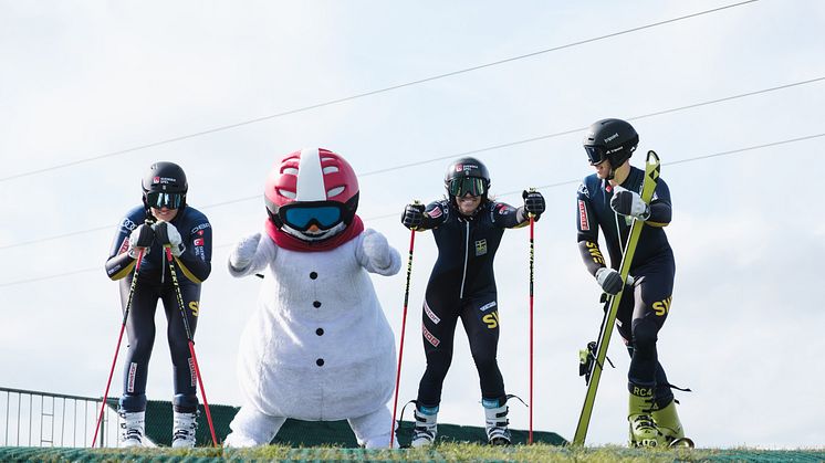 Skidstjärnorna från de svenska alpina- och skicrosslandslagen träffas mer än gärna och tar några åk, pratar utrustning och berättar hur man bäst förbereder sig inför kommande skidsäsong.