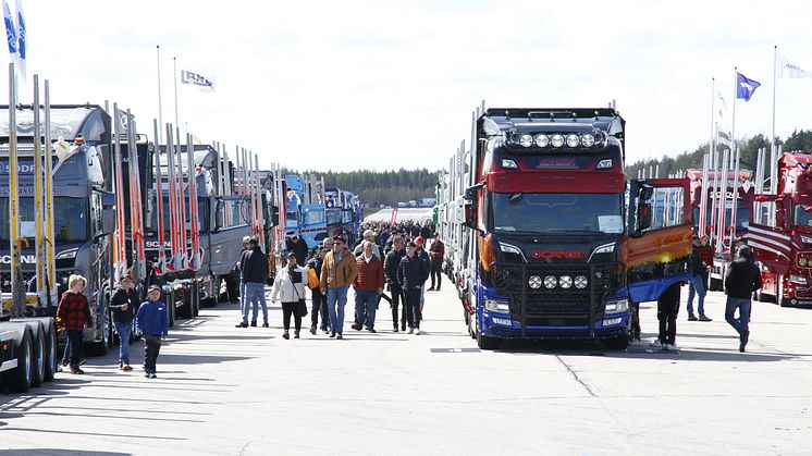 Timmer-, flis- och flishuggbilar samlas till den tredje upplagan av Trailer Wood Trophy på Emmaboda Flygbana Tävlingen samlar i år ett rekordstort startfält Foto Tomas Ek.jpg