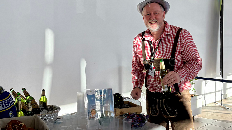 Mats Andersson fixade afterski-stämning på flygplatsen innan avfärd_Jönköping Airport.png