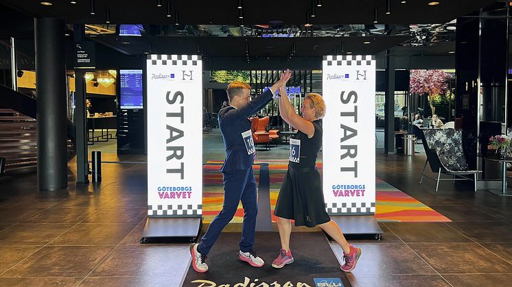 Nils och Lena förebereder sig till Göteborgsvarvet genom att springa Göteborgsvarvet-distansen inne på Radisson Blu Scandinavia Hotel. 