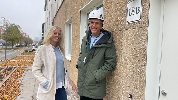 Malin Taalomi, miljöstrateg och Björn Larsen, projektchef  vid den återbrukade fasaden till de nya lägenheterna på Stålhandskegatan.