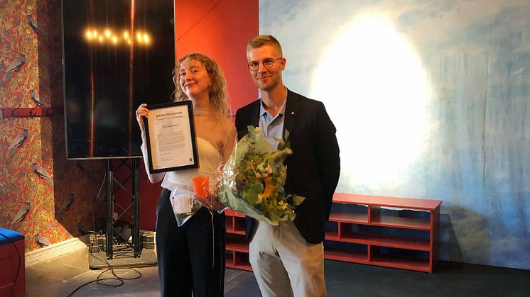 Dansstipendiat Love Andersson och nämndordförande Anton Johansson.jpg