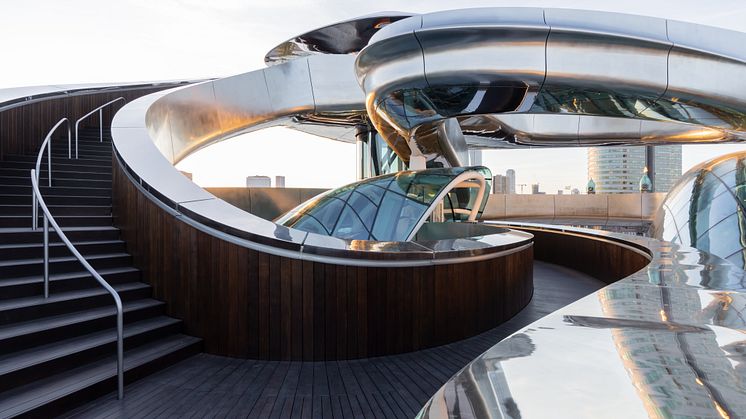 Kebony-Holztreppe im FENIX Museum: Nachhaltige Architektur, doppelte Helix, Design von MAD Architects in Rotterdam.