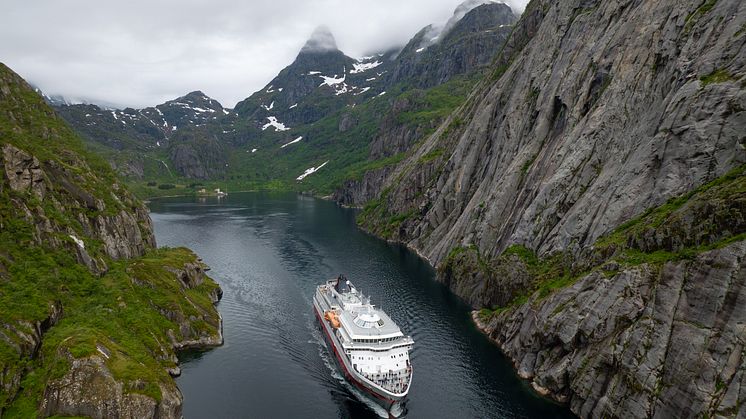 2024.06.13 - Otto Sverdrup, Trollfjorden, drone - 01 - Espen Mills - Hurtigruten.jpg