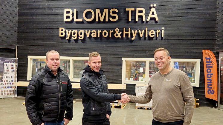 Sveriges Fria Bygghandlares vd Carl Evedius (till höger) tillsammans med Peter Grahn och Magnus Blom (mitten) från Bloms Trä.