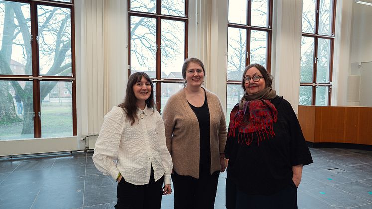 Ebba Gustafsson Ågren, Liga Lagzdina och Lone Bach Borius på kulturföreningen Medvind arbetar med förberedelserna inför öppnandet av konsthallen för barn och unga i Lund. Foto: Ebba Gustafsson Ågren