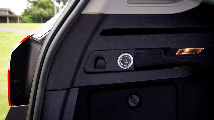 Elektrisk innfellbart tilhengerfeste betjenes med en knapp i bagasjerommet på bilen