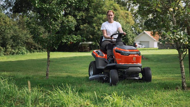 Husqvarna lanserar sina första batteridrivna trädgårdstraktorer  