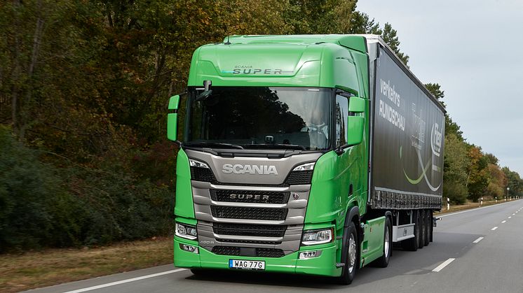 VINNER: Scania har nok en gang vunnet den europeiske kåringen Green Truck Award med sin Super-drivlinje. Ingen av konkurentene brukte mindre diesel eller var lettere enn Scania 460R trekkvognen.