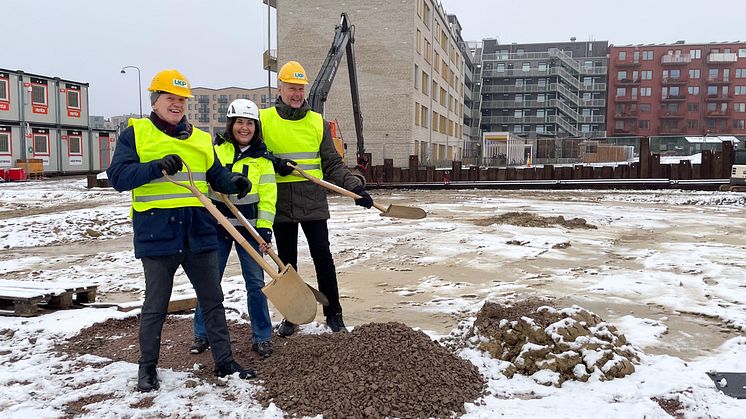 Det första spadtaget för LKPs nya parkeringshus på Brunnshög togs i torsdags av LKPs styrelseordförande Mats Helmfrid, Wästbyggs arbetschef Suzana Lindblad och LKPs vd Paul Myllenberg. 