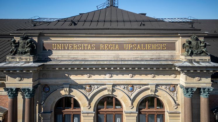 Inskriptionen på universitetshusets attika