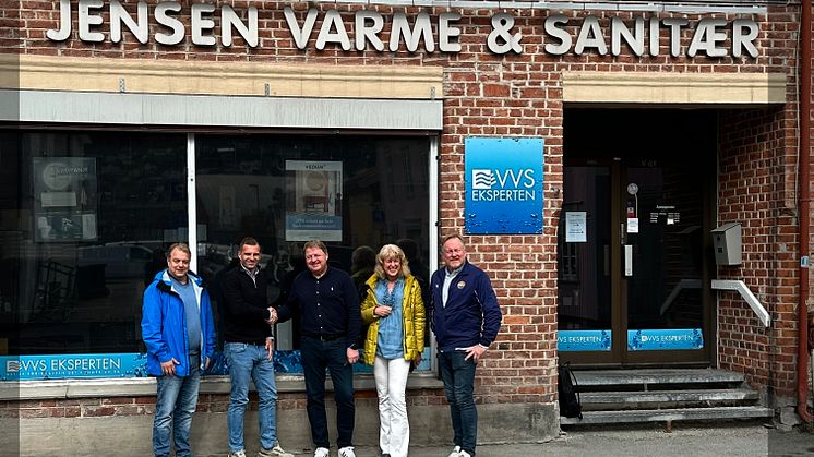 Et nytt kapittel  med VB. Fra Jan Terje Kristiansen, klyngeleder region Buskerud, Thomas Kristoffersen, Regionleder Sør/Øst, Daglig leder i Jensen VVS, Bjørn Jensen og Hilde Jensen, styreleder. Lasse Hartz-Bruun til h..