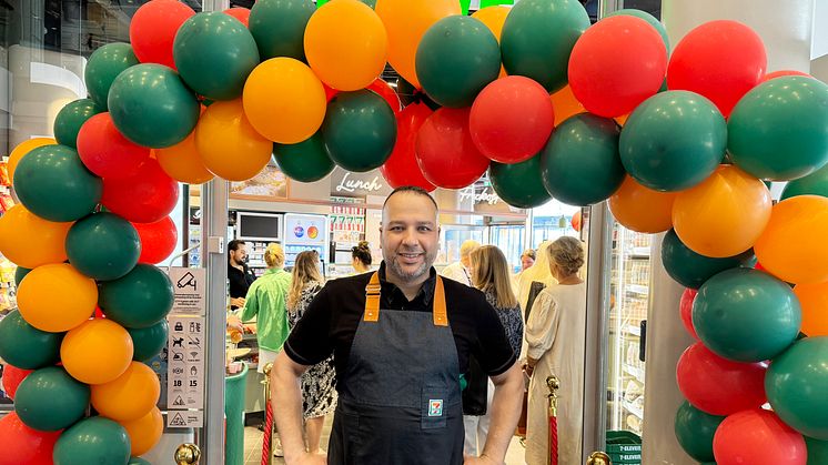 Franchisetagaren Samer utanför sin nya butik.