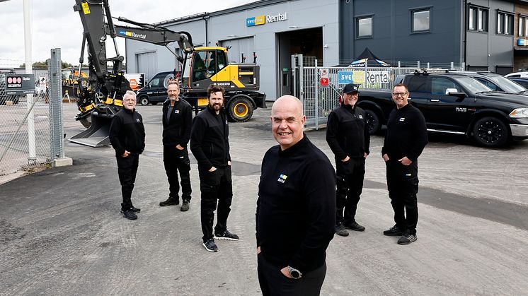 Vd Michael Herbertsson framför teamet på Swecon Rental under invigningen av anläggningen i Karlstad.