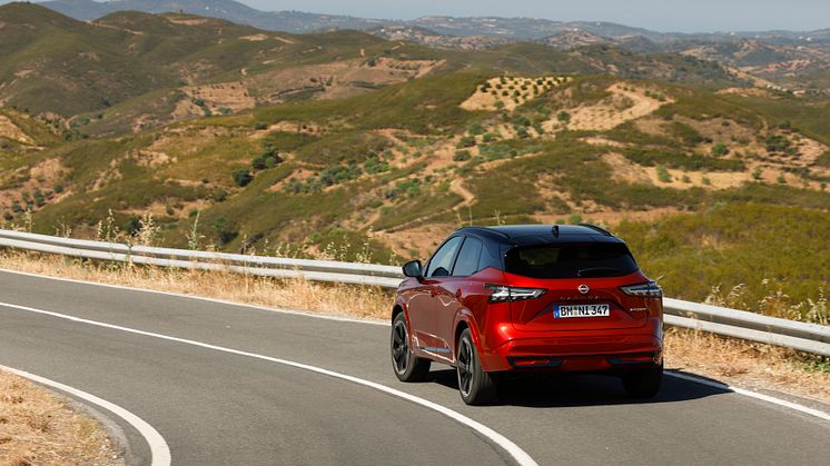 3. New refreshed Qashqai 2024 in fuji sunset color driving on the road in Faro, Portugal.jpg