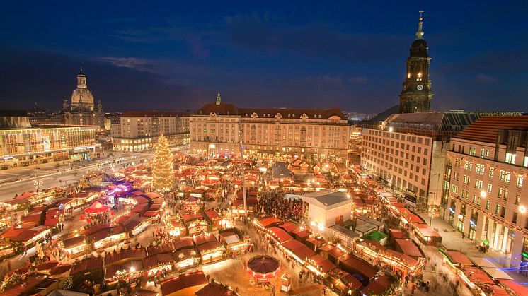 Dresden_Striezelmarkt_auf_dem_Altmarkt,_Weihnachtsmarkt.jpg