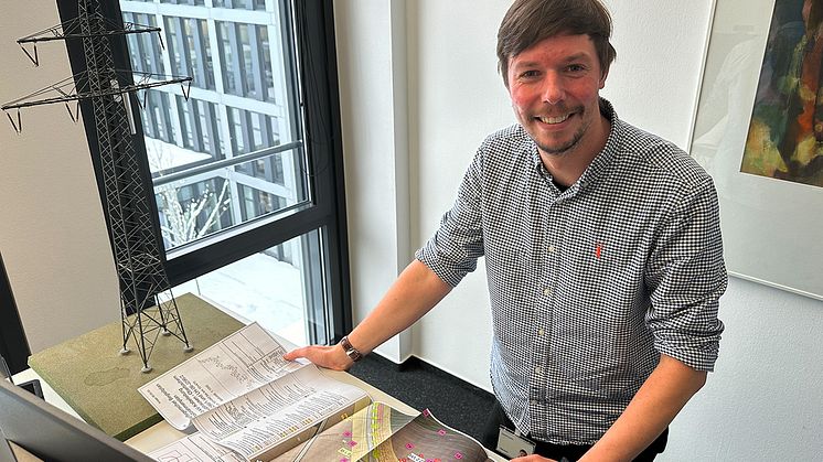 Die Planungen für den Ersatzneubau einer Hochspannungsleitung bei Neustadt sind abgeschlossen. Genehmigungsmanager Philipp Rumohr von der Bayernwerk Netz hat den Antrag auf Planfeststellung nun eingereicht.