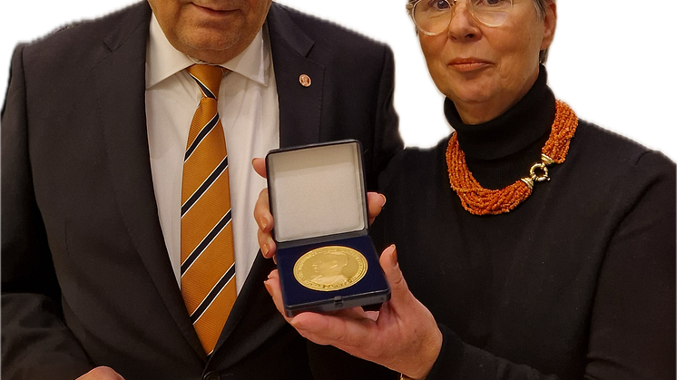 BADS-Präsident überreicht Danner-Medaille für die erkrankte Kirsten Lühmann an Gabriele Pappai