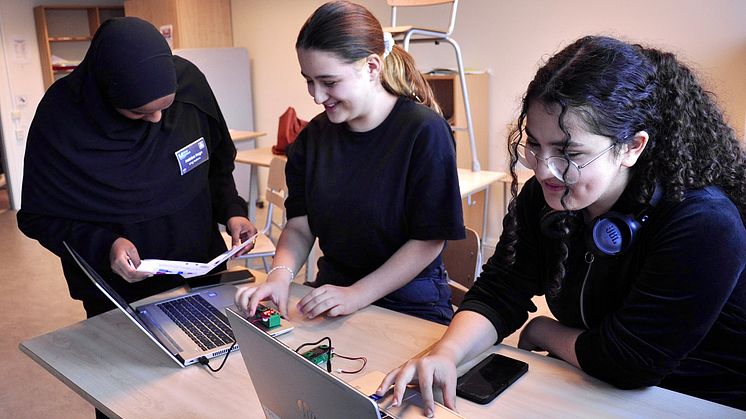 Habibo Rage hjälper Vanessa Orsman och Nada Mnjovic som programmerar sina micro:bits.