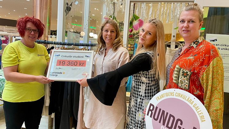 Marie Björklind, Karlstads kyrklig stadsmission, tar emot summan från Malin Pettersson, Karlstads Energi, Frida Edepil, Rundgång, samt Karolina Axelsson, Rundgång. 