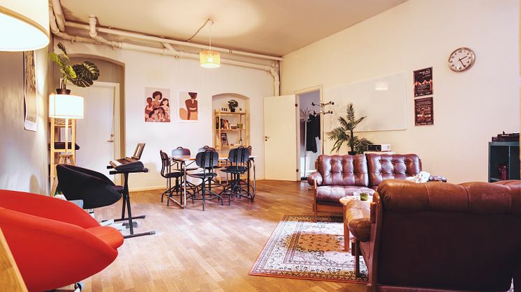 Amplified - lounge 01.jpg