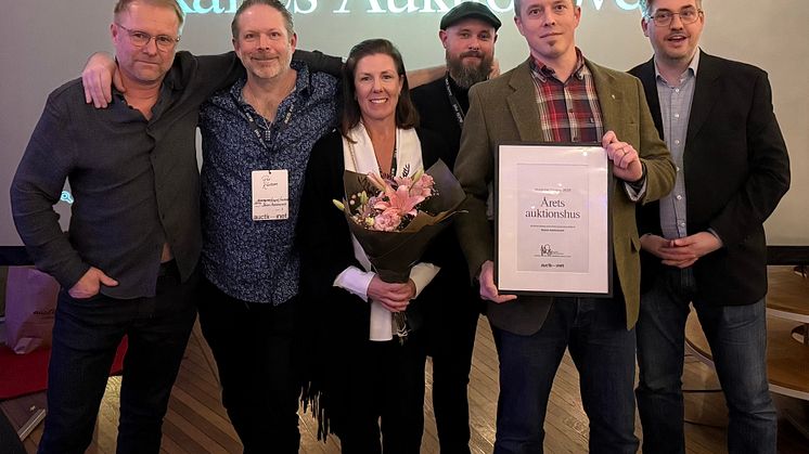 VD Anna Rodman med personal från Skånes Auktionsverk firar utmärkelsen Årets Auktionshus 2024.