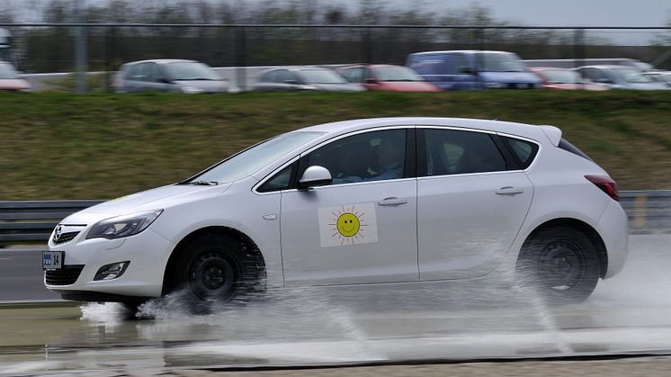 Under bremseprøverne på simuleret snedækket vej kom bilen med sommerdæk til kort over for den identiske bil med vinterdæk.