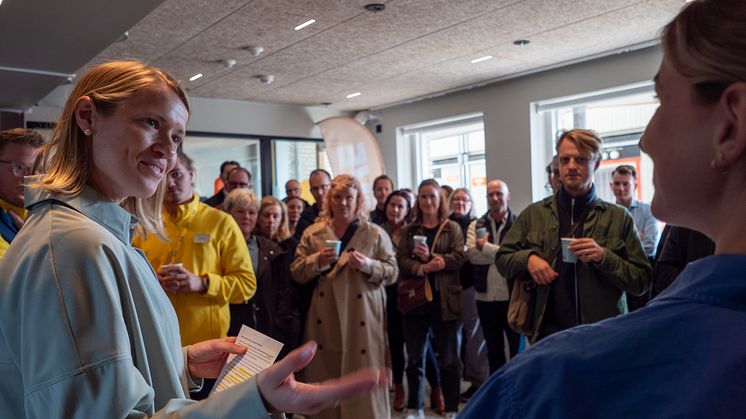 På bild ses Malin Gucko (Projektutvecklingschef) och Emma Landgren (Community Relations Manager) tala till alla besökare vid invigningen av COLIVE Altum. 