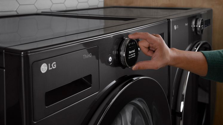 WM6700HBA DLEX6700B DLGX6701B_2023_Lifestyle Image_Laundry_Laundry Room_Close-Up_Washer_LCD Display_Normal_Talent.jpg