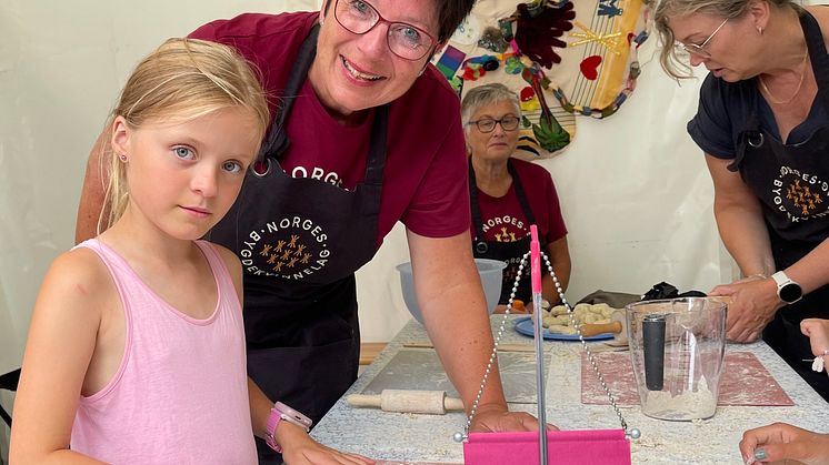 Anne Irene Myhr med Mathilde, på standen til Sør-Trøndelag Bygdekvinnelag på Trøndersk matfestival. 