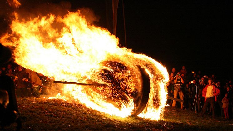 Brennendes Rad beim Start auf dem Lügder Osterberg