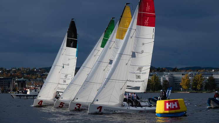 176 deltakere på 43 lag konkurrerer 11. og 12. oktober i identisk båter av typen J/70 på Lysakerfjorden i seilsportens store cupfinale: Mesternes Mesterskap. I potten ligger kongepokalen. FOTO: Morten Jensen
