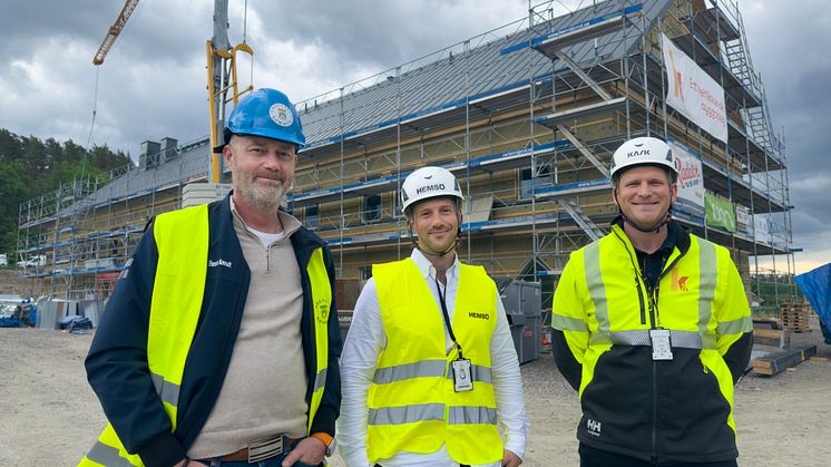 Roger Ekeroos, barn och utbildningsnämndens ordförande, Tobias Lagerwall, projektchef Hemsö och Simon Hagman, projektchef K21 Entreprenad är glada för att Forshälla-Strands förskola växer fram och nu har tätt hus.