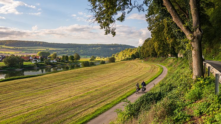 Radfahrer am Weser-Radweg (c) TMN_Markus Tiemann.jpg