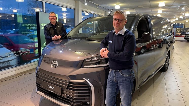Toyota Proace: Salgssjef Tor Anders Johansen (t.v) og bilselger Rune Johansen. Foto: Nordvik AS.
