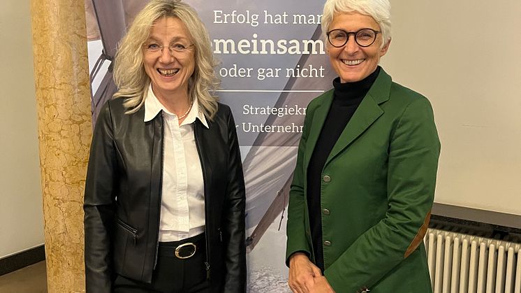 Setzen sich nun gemeinsam für die Osteopathie ein: 1. Vorsitzende des BVO Christine Berek (l.) und Vorsitzende des VOD Prof. Marina Fuhrmann (r.). 