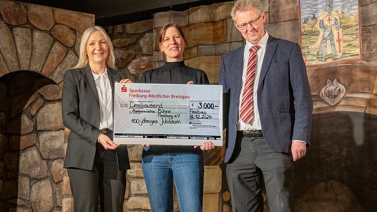 Im Rampenlicht – Beate Schwarz, stellvertretende Vorständin der Sparkasse, übergab den symbolischen Scheck über 3.000 Euro an Sandra Jettkandt, Geschäftsführerin der Alemannischen Bühne, und Bürgermeister Ulrich von Kirchbach.