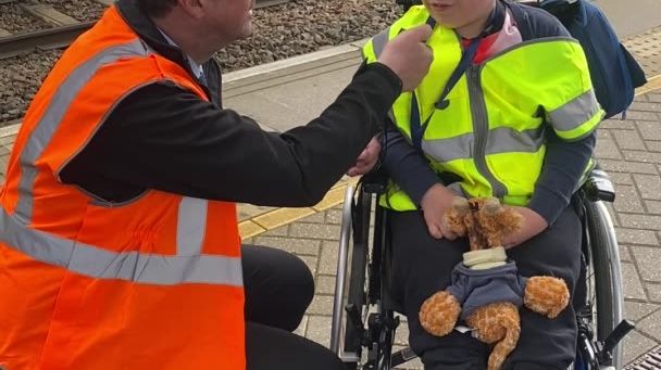 Alfie_makes_announcement_at_Luton_Airport_Parkway_station.mov
