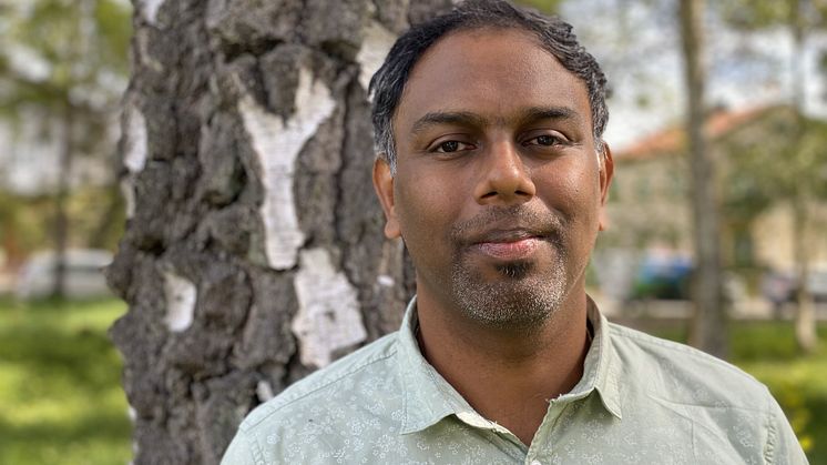 Karthikeyans doktorsavhandling visar bland annat hur behovet av efterbearbetning av AM-tillverkade komponenter kan minskas, något som både sparar material och tid. Foto: Högskolan Väst.