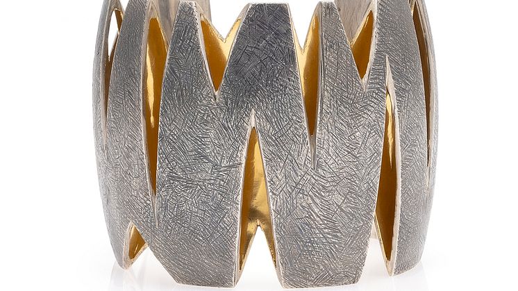Jytte Kløve- "Dronningen" armring af delvist forgyldt og oxideret sterlingsølv. Vurdering- 30.000-35.000 kr. .jpeg