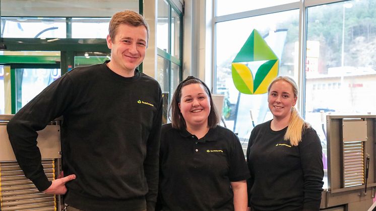 FV. Anders Bertelsen Tengesdal, butikksjef i BondeKompaniet Egersund, Mari Ullestad og Julie Dybing, begge landbruksansvarlige i BondeKompaniet Egersund.