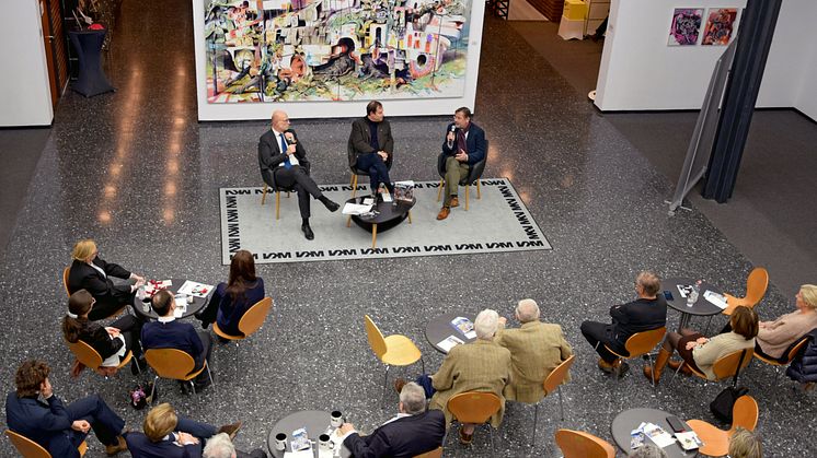 Prof. Dr. Stephan Scherer, Dr. Nicolai B. Kemle und Dr. Rainer Stüwe (v.l.n.r.) bei der Diskussion im Mannheimer Kunstverein