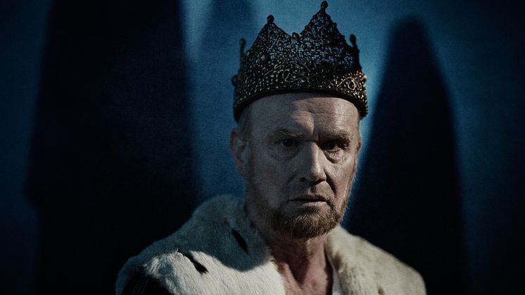 Fredrik Gunnarson i kungakrona och mantel