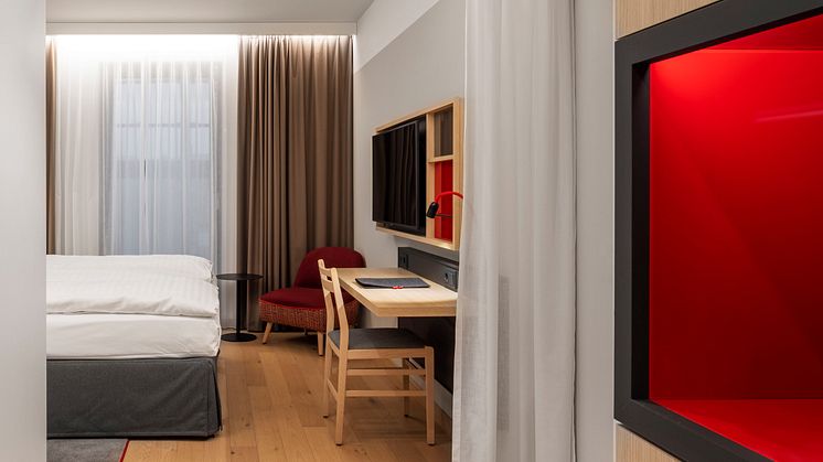 Foto: Henrik Schipper. Das InterCityHotel 2.0 integriert ein innovatives Lichtkonzept von LTS, das in Zusammenarbeit mit Matteo Thun entwickelt wurde. Ziel ist es, eine behagliche Atmosphäre zu schaffen, die Gästen ein Gefühl von Zuhause vermittelt.