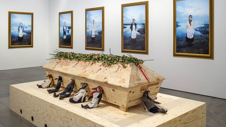 Markus Öhrn & Azdora, Requiem för Eva-Britt, 2024. Foto Bonniers Konsthall (Jean-Baptiste Béranger).jpg