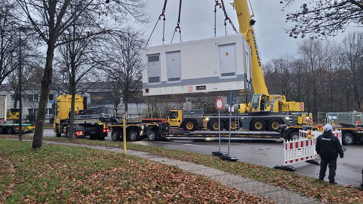 In den Morgenstunden hat eine Spedition die neue Schaltanlage der Bayernwerk Netz nach Oberthann geliefert. Ein Autokran hat das Fertigteil-Gebäude auf das vorbereitete Fundament gehoben.