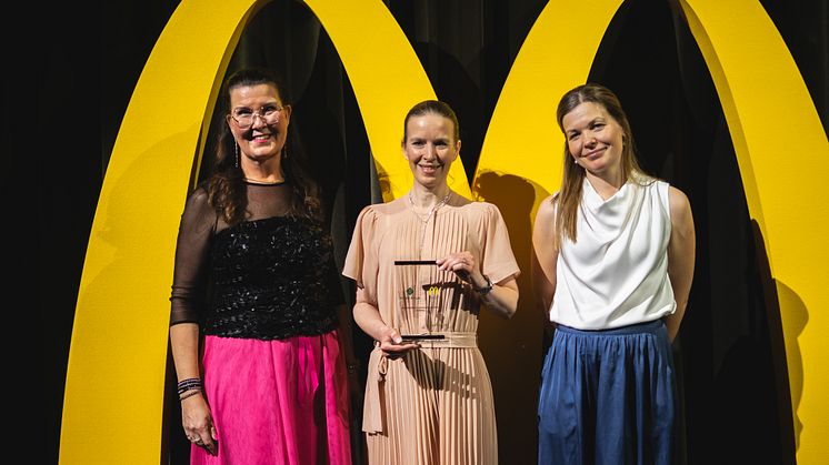 Trina Törnqvist, Annika Wallin och Åsa Lindqvist från Löfbergs tar emot McDonald's Sustainability Innovation Award. 